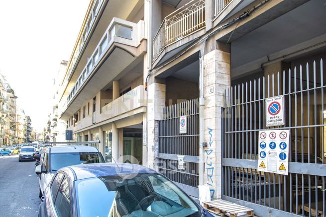 Box/posto auto in residenziale in Via Milano 93