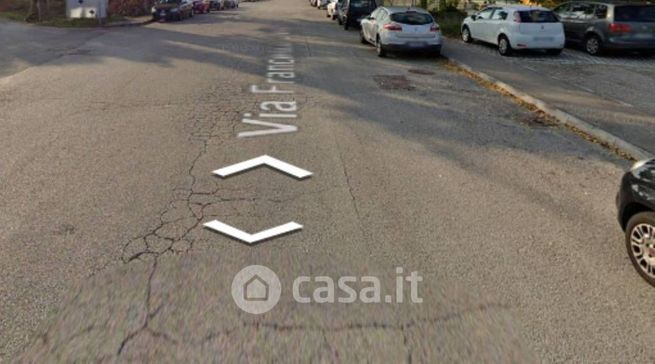 Capannone in commerciale in Via Francesco Crispi