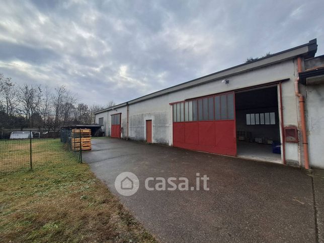 Capannone in commerciale in Via Fosse Ardeatine 37