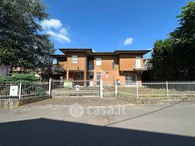 Villa in residenziale in Via Fratelli Bandiera 16