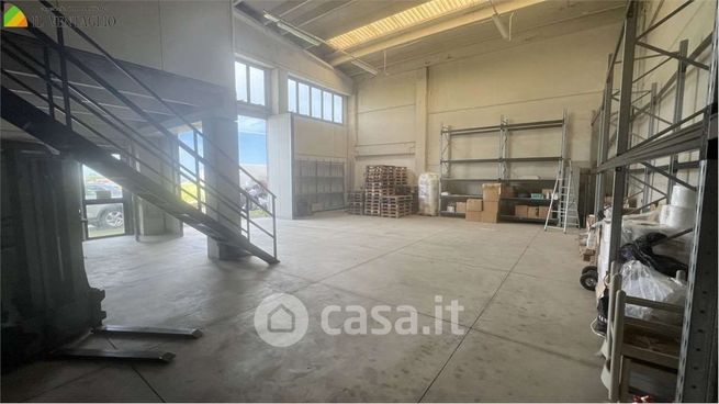 Capannone in commerciale in 