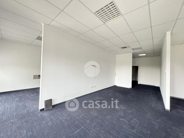 Ufficio in commerciale in Via Cantarana