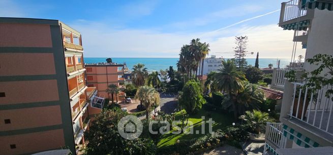 Appartamento in residenziale in Via Roccasterone 25