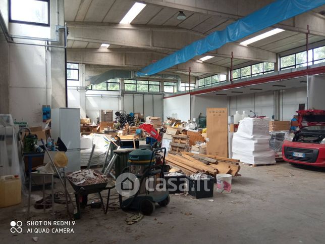 Capannone in commerciale in Via delle Industrie