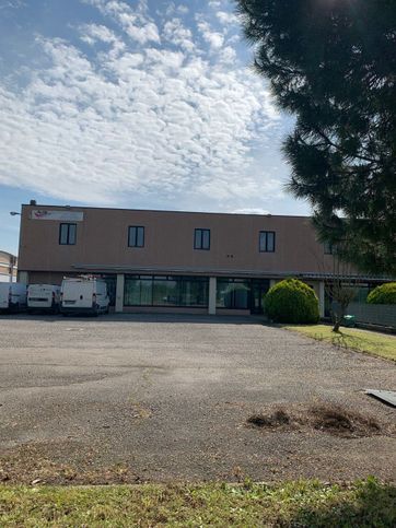 Capannone in commerciale in Viale del Lavoro