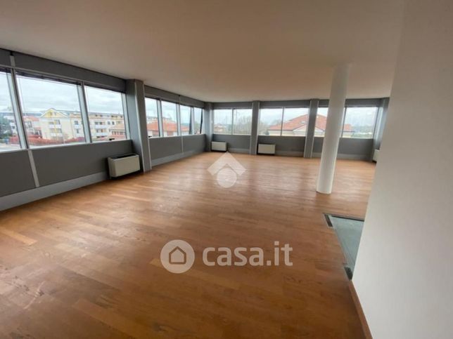 Ufficio in commerciale in Via San Crispino 5