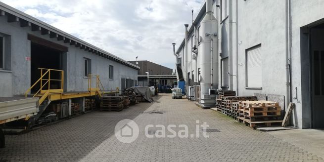 Capannone in commerciale in 