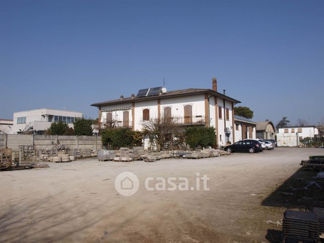 Capannone in commerciale in 