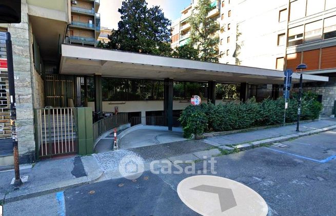 Box/posto auto in residenziale in Via Ugo Lenzi