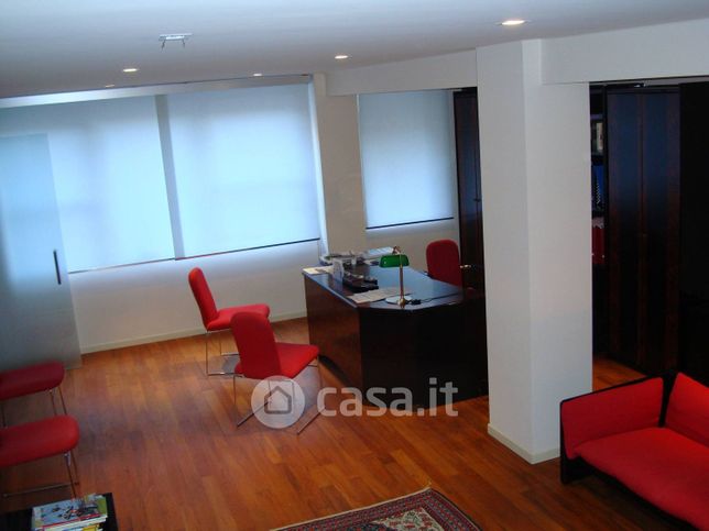 Ufficio in commerciale in Galleria del Corso 15
