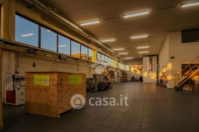 Capannone in commerciale in Via dell'Artigianato