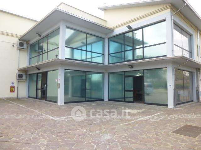 Ufficio in commerciale in Via Punta di Ferro