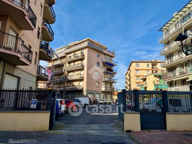 Box/posto auto in residenziale in Via Costituzione 1