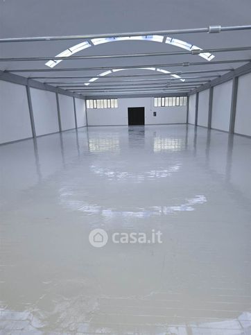Capannone in commerciale in 