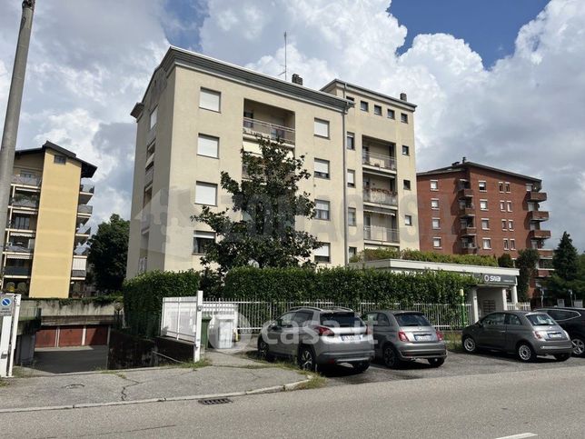 Box/posto auto in residenziale in Via G.Parini 35