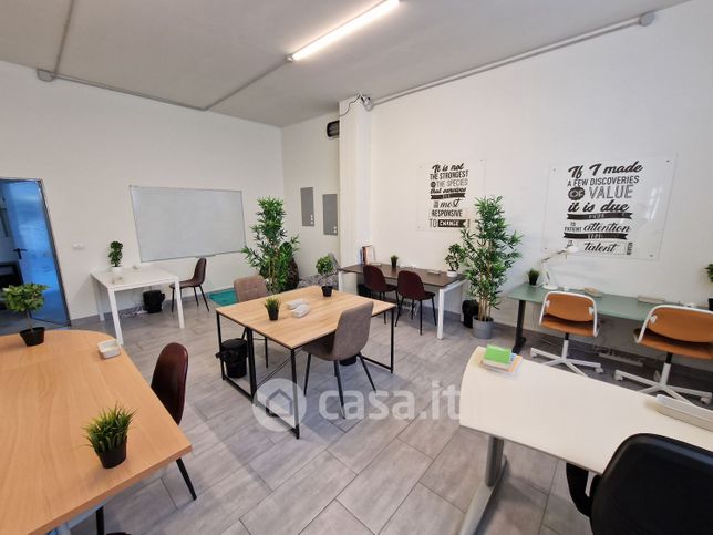 Ufficio in commerciale in Via Fiora 4