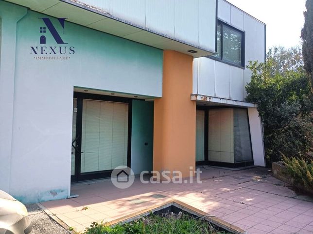 Capannone in commerciale in Via VII^ Strada 16