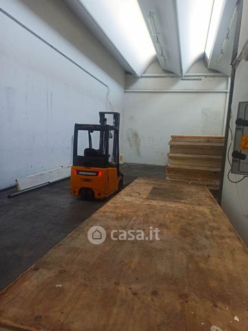 Capannone in commerciale in 