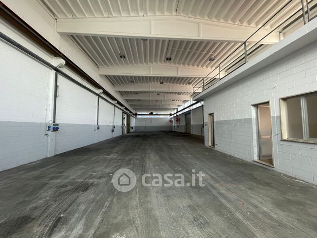 Capannone in commerciale in Via Caorsana