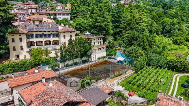 Villa in residenziale in Via Villa