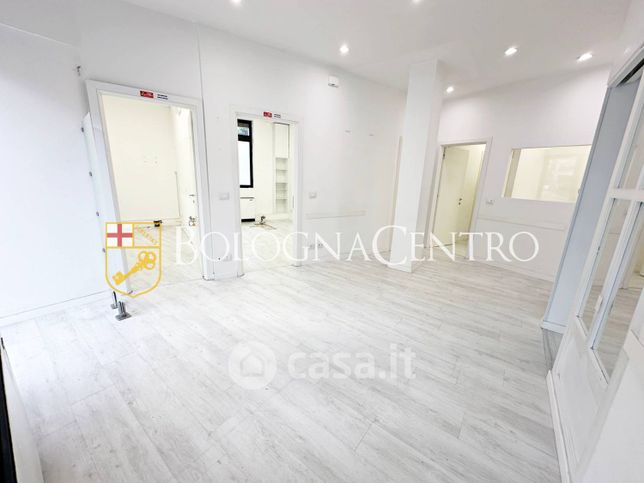 Negozio/locale commerciale in commerciale in Via Azzurra