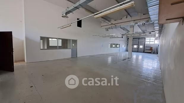 Capannone in commerciale in 