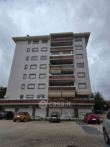 Box/posto auto in residenziale in Via Romolo Valli 7