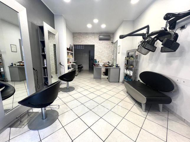 Attività/licenza (con o senza mura) in commerciale in Via Luigi Salvatore Cherubini 22