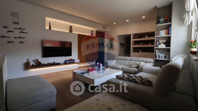 Casa bi/trifamiliare in residenziale in 