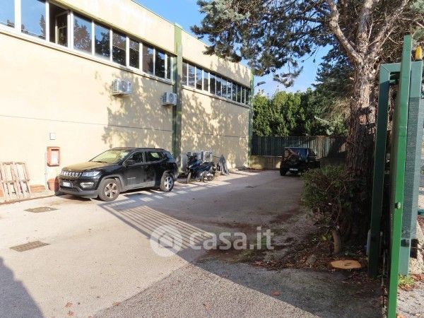 Capannone in commerciale in 