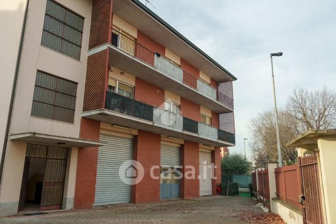 Garage/posto auto in residenziale in Via Ugo Foscolo 14