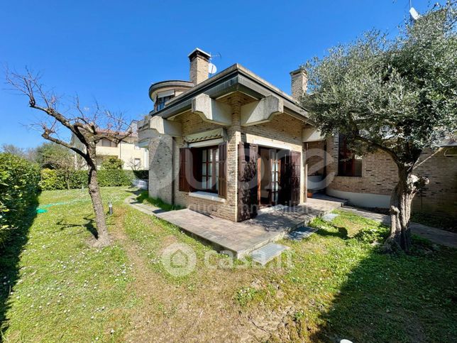 Casa bi/trifamiliare in residenziale in Via Annia 24