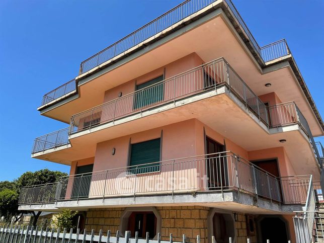 Casa bi/trifamiliare in residenziale in Viale Stefano da Verona 5