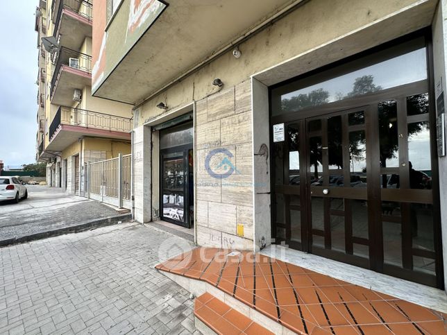 Negozio/locale commerciale in commerciale in Lungomare Stefano Pugliese 53