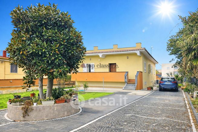 Villa in residenziale in Via Licola Cuma