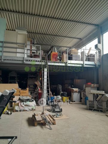 Capannone in commerciale in 