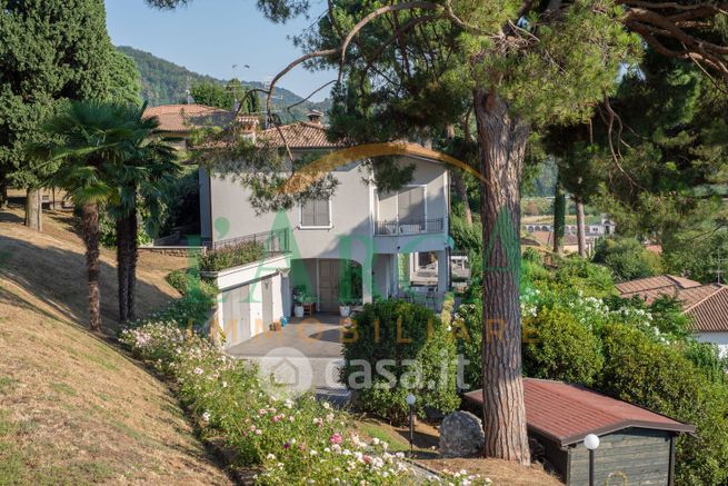 Villa in residenziale in Via U. Foscolo 17