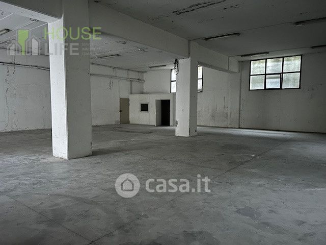 Capannone in commerciale in Via Bartolomeo Colleoni