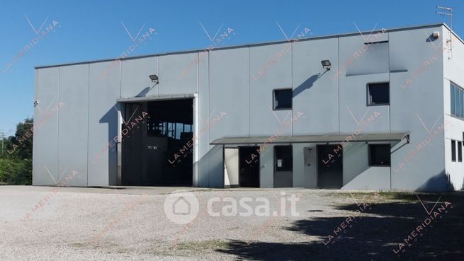 Capannone in commerciale in 