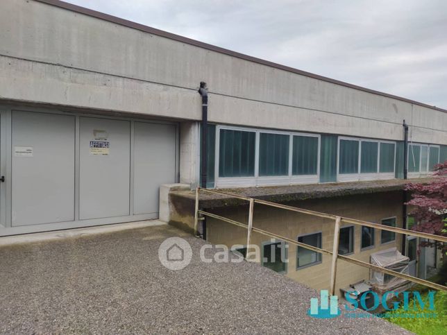 Capannone in commerciale in Via Ugo Foscolo 134