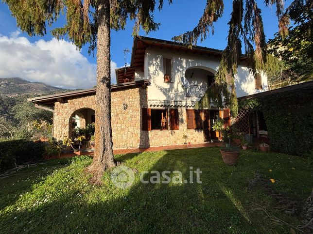 Casa bi/trifamiliare in residenziale in Via Cavour