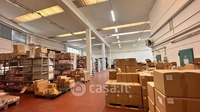 Capannone in commerciale in 