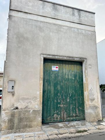 Box/posto auto in residenziale in Via IV Novembre 31