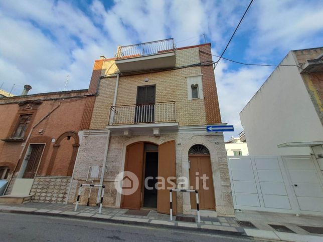 Casa indipendente in residenziale in Via Trieste 40