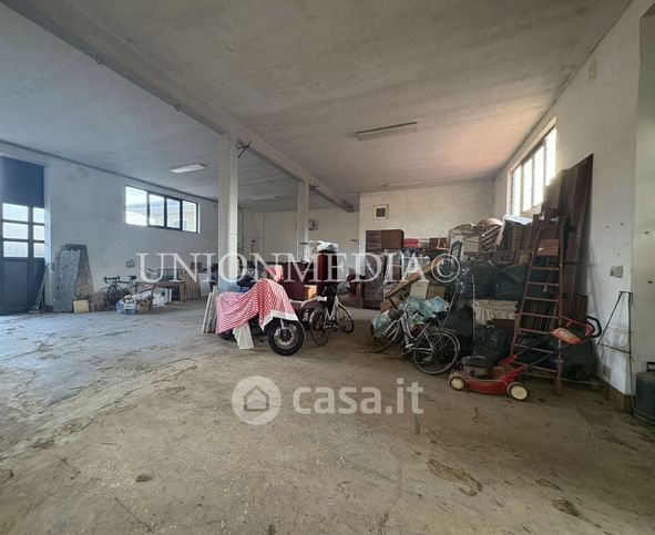 Capannone in commerciale in 