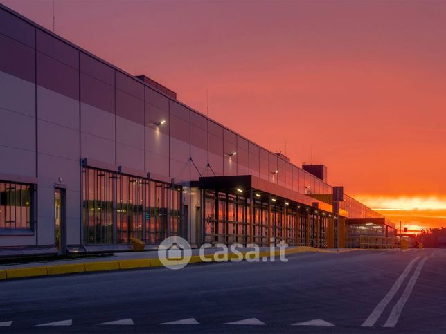 Capannone in commerciale in Via Carpi