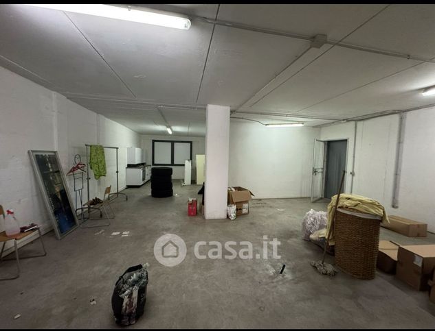 Negozio/locale commerciale in commerciale in Viale Giovanni Suzzani 18