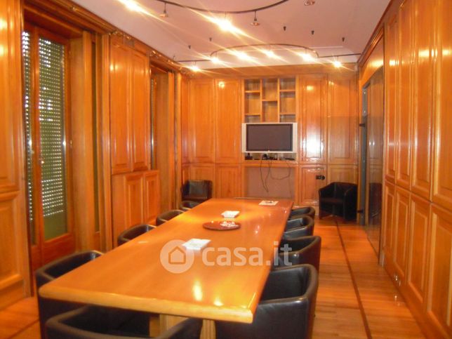 Ufficio in commerciale in Viale di Villa Grazioli