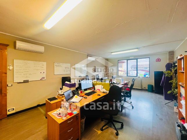 Capannone in commerciale in 