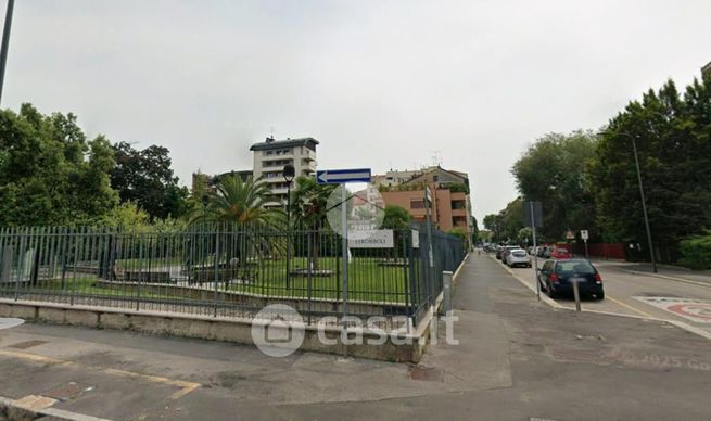 Capannone in commerciale in Via Stromboli 17